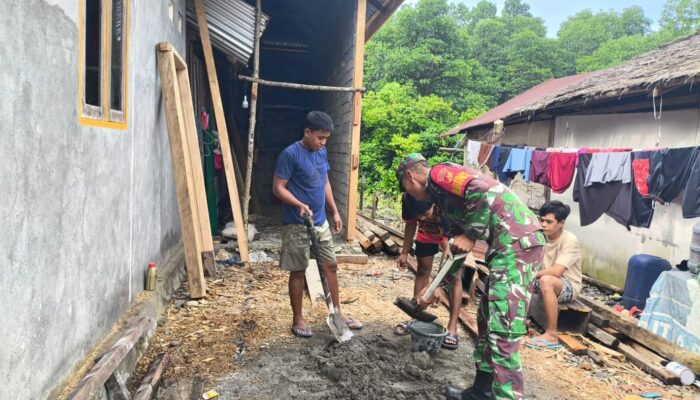 Babinsa Koramil 1311-02/Bungku Selatan Bantu Warga Bangun Rumah di Desa Sainoa