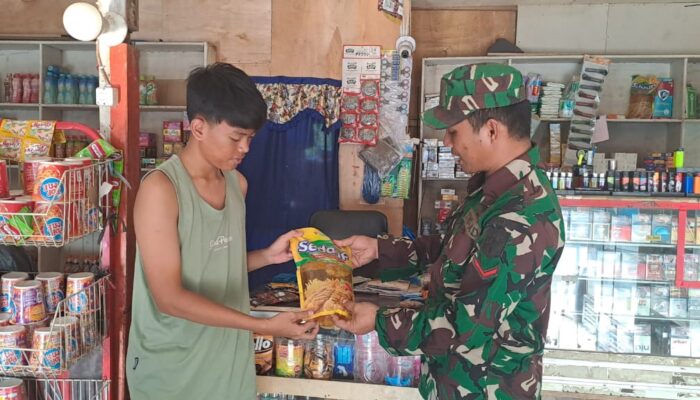 Babinsa Koramil 1311-02/Bungku Selatan Lakukan Pengecekan Stok dan Harga Sembako di Desa One Ete