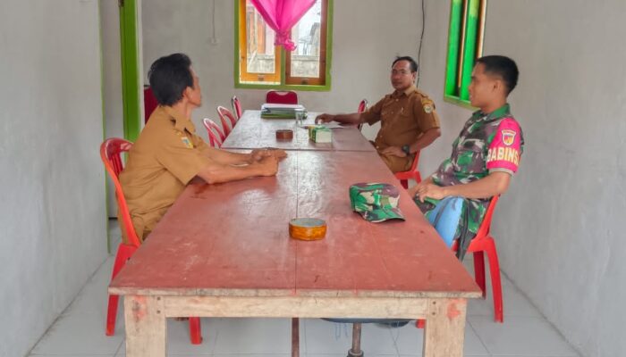 Babinsa Kopda Hasri,Jalin Komsos dengan Aparat Desa Pungkeu