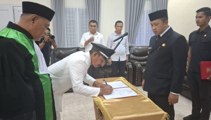 Bupati Iksan Baharudin Abdul Rauf Lantik Penjabat Kades Laroue, Titip Harapan Perubahan Positif Untuk Kemajuan Desa