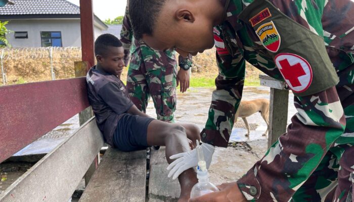 Tingkatkan Akses Layanan Kesehatan, Satgas 131/Brajasakti Layani Masyarakat Perbatasan Papua