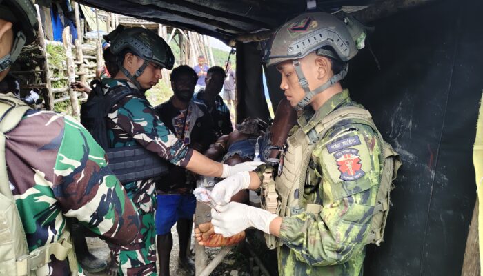 Prajurit Menjahit Luka Negeri, Satgas TNI Selamatkan Pemuda Luka Parah di Kampung Geligi