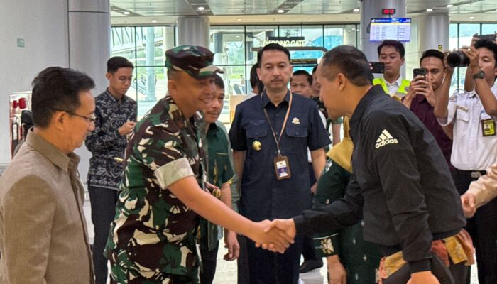 Danrem 132/Tdl Sambut Kedatangan Menteri Transmigrasi RI di Palu