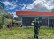 Prajurit TNI dan Warga Bergotong Royong Bersihkan Puskesmas Mayuberi di Tengah Pegunungan Papua
