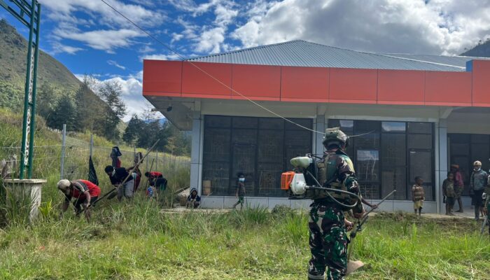 Prajurit TNI dan Warga Bergotong Royong Bersihkan Puskesmas Mayuberi di Tengah Pegunungan Papua