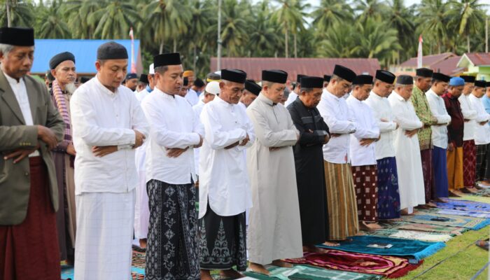 Bupati Ikasan,Sholat Idul Adha Bersama Warga Bungku Selatan