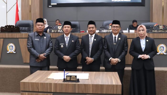 Hadiri Rapat Paripurna, Bupati Iksan Sampaikan Rancangan KUA dan PPAS Perubahan TA 2025