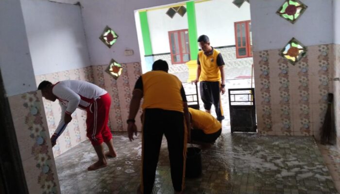 Jelang Hari Bhayangkara ke-79, Polsek Bumi Raya Gelar Kerja Bakti di Masjid Nurul Iman
