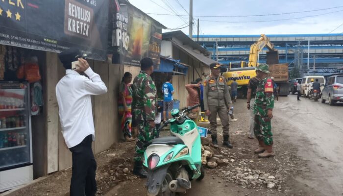 Babinsa Dampingi Penggalian Drainase oleh PT. IMIP di Desa Labota