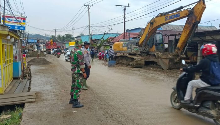 Serka Basri Dampingi Penggalian Drainase di Desa Labota
