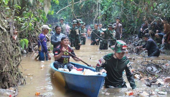 Prajurit Satgas Pamtas Bersama Masyarakat Laksanakan Karya Bakti di Perbatasan, Dalam Rangka HUT Yonkav 3/AC Ke-73