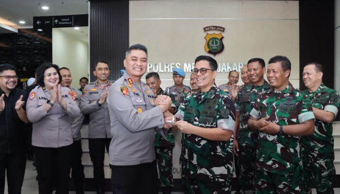 Peringati Hari Bhayangkara ke-79, Kodim 0503/JB Beri Kejutan untuk Polres Jakbar