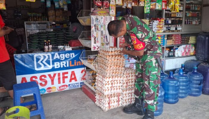 Antisipasi Kelangkaan, Babinsa Cek Harga Sembako di Desa Fatufia