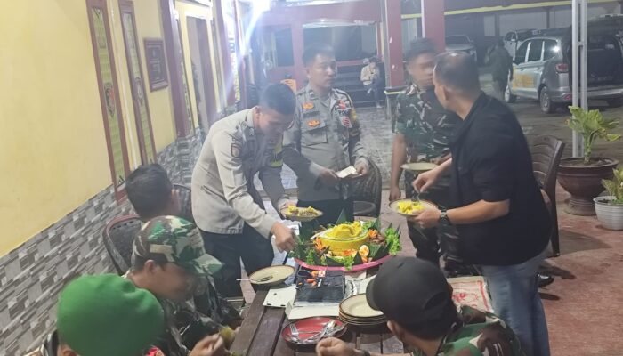 Hut Bhayangkara ke 9, Personel Koramil 1311-09  Berikan Nasi Tumpeng di Mapolsek Bahodopi