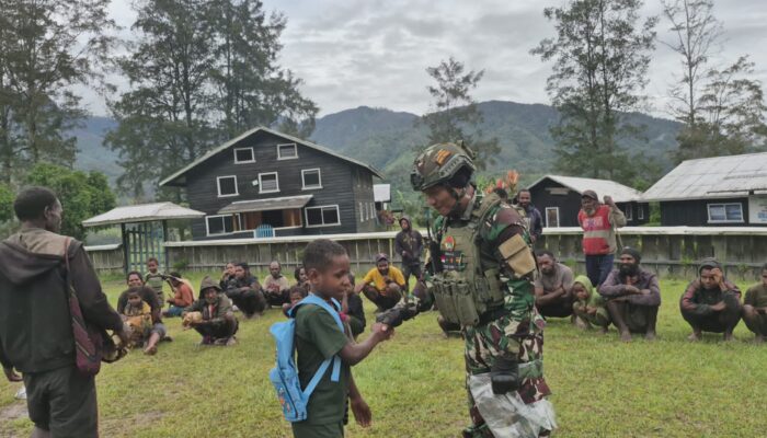 Hangat dalam Pelukan Merah Putih: Satgas TNI Berbagi di Ujung Negeri