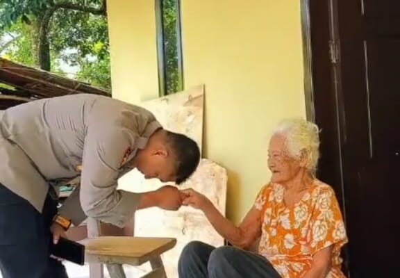 Lansia di Luwu Timur Menangis Haru Saat AKBP Zulkarnain Pamit Tugas ke Morowali