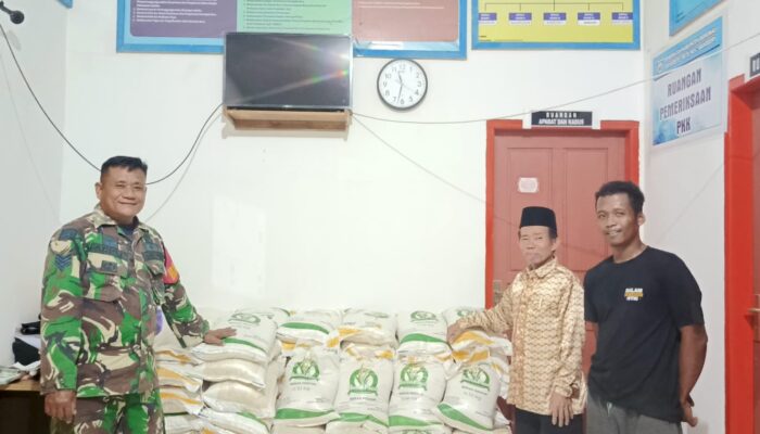 Personel Koramil 1311-09 Bahodopi, Ambil Bagian dalam Penyaluran Bantuan Pangan di Kecamatan Bahodopi