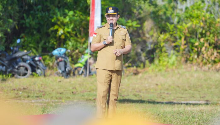 Wujudkan Visi Misi, Bupati Iksan Salurkan Seragam Sekolah Gratis dan Bantuan Sosial