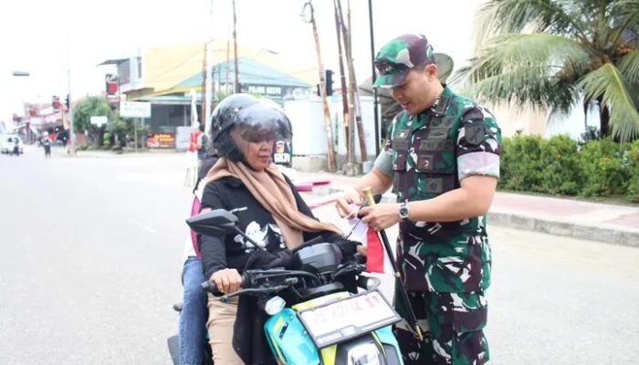 Kodim 1311/Morowali dan Pemda,  Bagikan Bendera Merah Putih Jelang HUT RI Ke-80 
