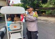 Semarak Merah Putih: Kapolsubsektor Ketapang Bagikan Bendera ke Warga Pengendara di Tambora
