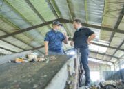 Bupati Iksan Naik ke Atas Mesin di TPST Banyumas, Cek Detail Pengolahan Sampah