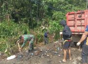 Menjelang HUT RI ke-80, Babinsa Koramil Bahodopi Gelar Karya Bakti Bersama Warga