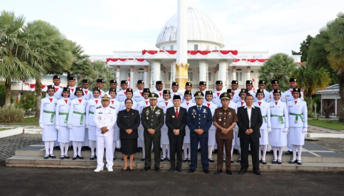 Pj Gubernur Agus Fatoni Resmi Kukuhkan 32 Anggota Paskibraka Papua Tahun 2025