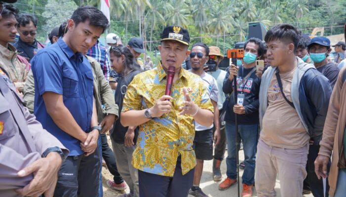 Bupati Iksan Redam Aksi Massa Desa Nambo dan Unsongi