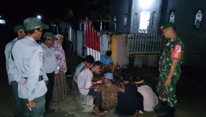 Babinsa Koramil 1311-06/Bungku Utara Rutin Patroli Malam Bersama Linmas dan Warga