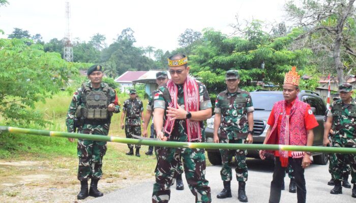 Satgas Pamtas Yonarhanud 1 Kostrad, Terima Kunjungan Pangkogasgabpamtaswil Darat XII/Tanjungpura di Pos Kotis Gabma Entikong