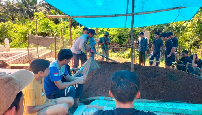 Bhabinkamtibmas Desa Tangofa, Bantu Warga Prosesi Pemakaman