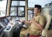 Momen Humanis Bupati Iksan: Antar Kadis Naik Bus Baru