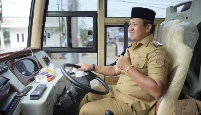Momen Humanis Bupati Iksan: Antar Kadis Naik Bus Baru