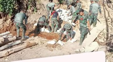 TNI dan Warga Gotong Royong Bangun Jembatan Darurat di Timang Gajah Bener Meriah