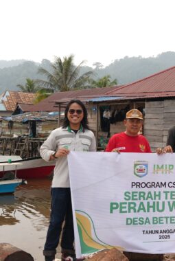 Dukung Pengembangan Pariwisata Desa, IMIP Beri Bantuan Perahu untuk Bete-Bete