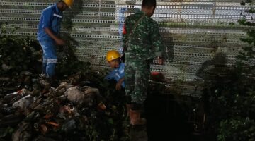 Sigap! Babinsa 1311-09 Bantu  Warga Terdampak Banjir di Bahodopi 