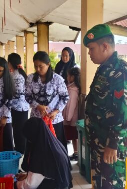 Pastikan berjalan Tertib, Babinsa 1311-09 Rutin Pendampingan Penyaluran MBG 