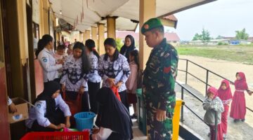 Pastikan berjalan Tertib, Babinsa 1311-09 Rutin Pendampingan Penyaluran MBG