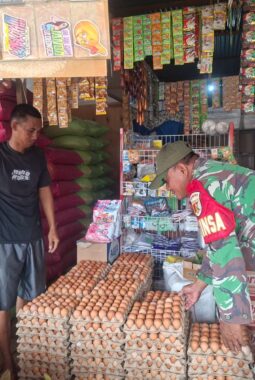 Pastikan Kebutuhan Pokok Tersedia, Pelda Aris Prayogo Komsos  di Pasar Tradisional 