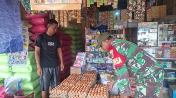 Pastikan Kebutuhan Pokok Tersedia, Pelda Aris Prayogo Komsos  di Pasar Tradisional 