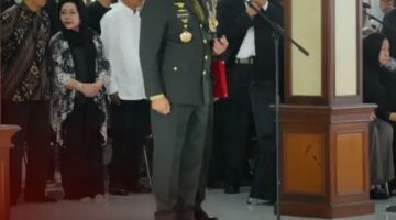 Panglima TNI, Pimpin Upacara Penyerahan Jenazah dan Ikuti Upacara Pemakaman Wapres ke-6 RI