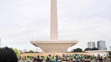 Masyarakat  Serbu Bazar di Monas  