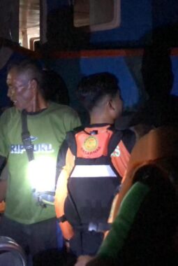 Tim SAR Gabungan, Berhasil Evakuasi 17 Penumpang KM Lapopo Expres yang Alami Mati Mesin di Perairan Banggai Laut