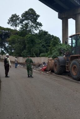 Karya Bhakti Bersihkan Sampah, Babinsa Koramil Bahodopi Bersama Pemdes dan PT IMIP Turun Tangan