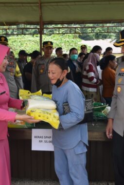 Jelang Idul Fitri ,Warga Antusias padati Gerakan Pangan Murah di Mako Polres Morowali Utara