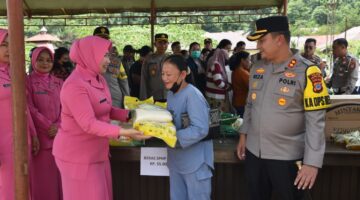 Jelang Idul Fitri ,Warga Antusias padati Gerakan Pangan Murah di Mako Polres Morowali Utara