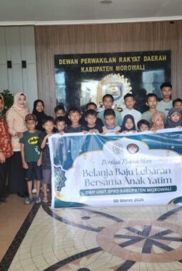 Dharma Wanita Unit Sekretariat DPRD Morowali,Ajak 32 Anak Yatim Belanja Baju Lebaran