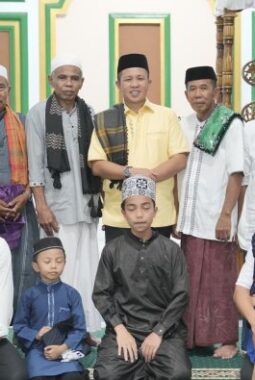Sholat Tarwih di Masjid Nurul Yakin, Warga Puungkoilu Antosias Sambut Bupati Iksan 