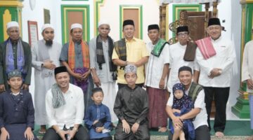 Sholat Tarwih di Masjid Nurul Yakin, Warga Puungkoilu Antosias Sambut Bupati Iksan 
