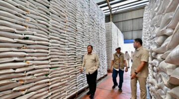 Pastikan Stok  Beras  Aman, Presiden Prabowo Sidak  Langsung Gudang  Bulog 